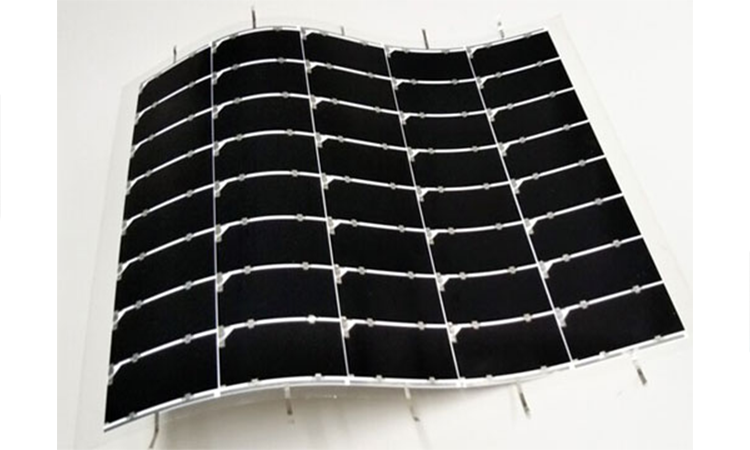 【シャープ株式会社】実用サイズの軽量かつフレキシブルな太陽電池モジュールで  世界最高<sup>※1</sup>の変換効率32.65％<sup>※2</sup>を達成の画像